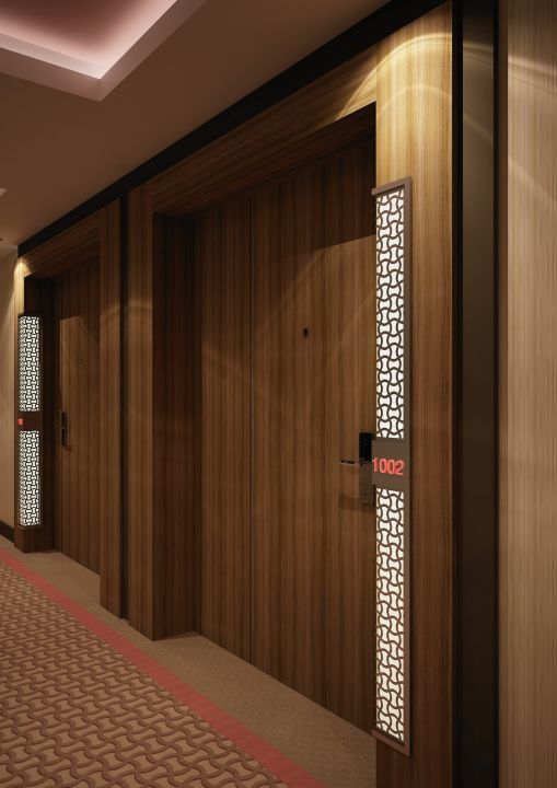 laminat kaplamalı otel odası kapısı